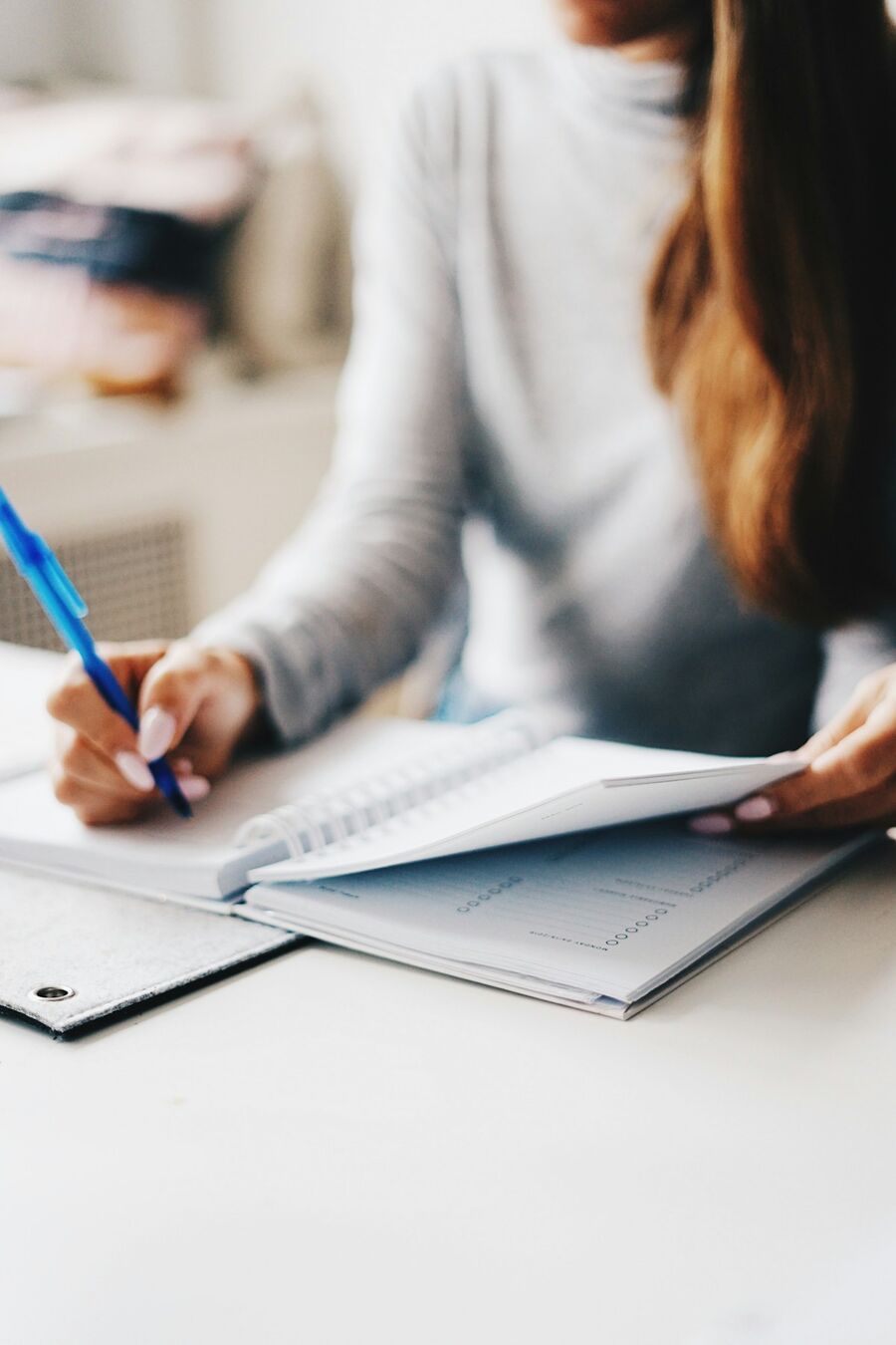 Colaborador revisando notas escritas en un escritorio
